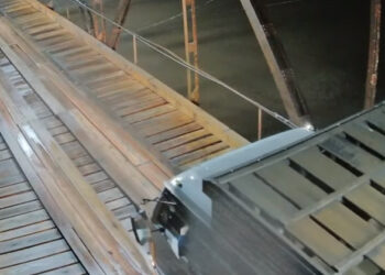 Caminhão tenta passar e tranca na Ponte de Ferro, entre Lajeado e Arroio do Meio