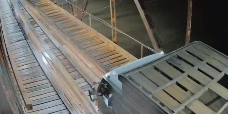 Caminhão tenta passar e tranca na Ponte de Ferro, entre Lajeado e Arroio do Meio