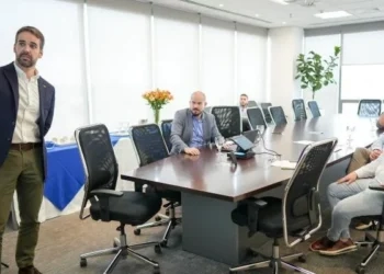 Governador Eduardo Leite busca soluções para retomar voos no RS após impacto da enchente