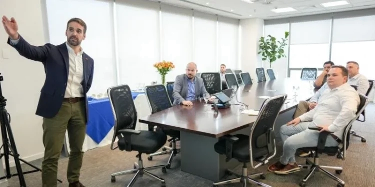 Governador Eduardo Leite busca soluções para retomar voos no RS após impacto da enchente