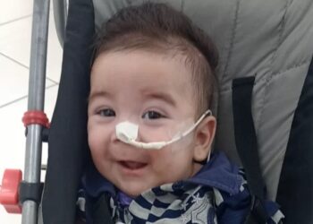 Mãe busca ajuda para tratamento de bebê com doença degenerativa em Farroupilha