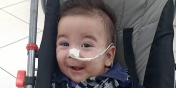 Mãe busca ajuda para tratamento de bebê com doença degenerativa em Farroupilha