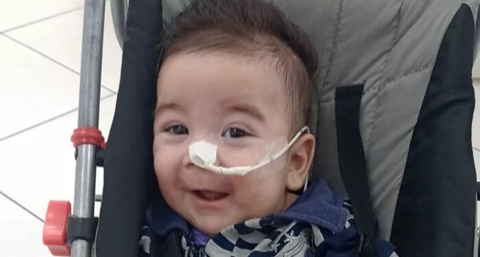 Mãe busca ajuda para tratamento de bebê com doença degenerativa em Farroupilha