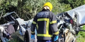 EMPRESÁRIA DE BANDA E DOIS HOMENS MORREM APÓS COLISÃO ENTRE CARROS DE LUXO EM PANTANO GRANDE