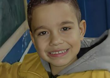 Menino de 4 anos solta a mão da irmã e morre atropelado em Roca Sales