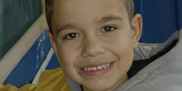 Menino de 4 anos solta a mão da irmã e morre atropelado em Roca Sales