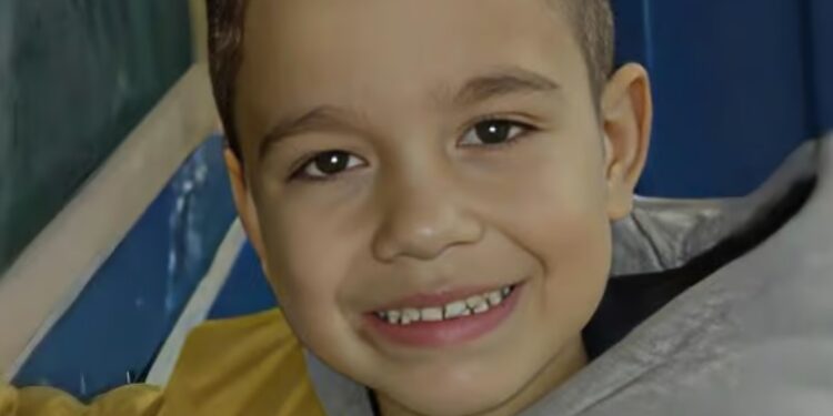 Menino de 4 anos solta a mão da irmã e morre atropelado em Roca Sales