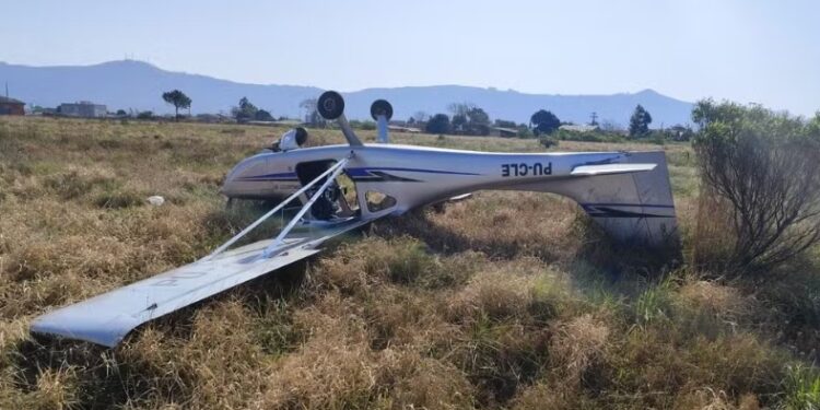 Avião vira de cabeça para baixo durante decolagem em Osório