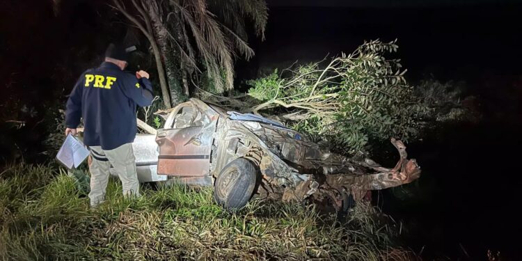 Seis pessoas morrem em acidente envolvendo três veículos em Rio Pardo