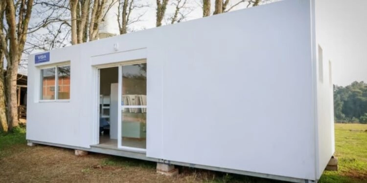 Fábrica em Ivoti inicia produção de 500 casas provisórias para atingidos por enchentes
