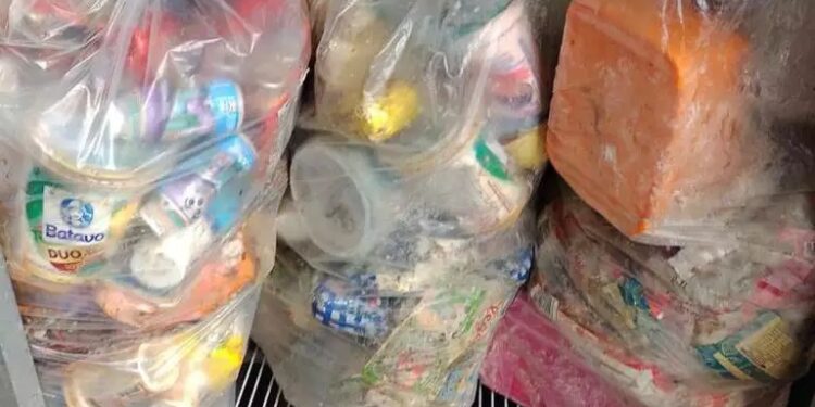 Produtos contaminados pelas enchentes são encontrados em supermercados na Região Metropolitana de Porto Alegre