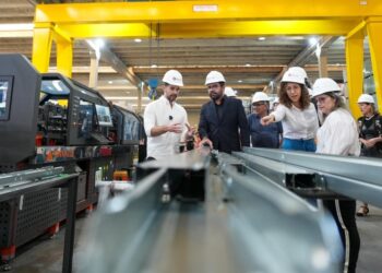 Eduardo Leite visita fábrica paulista que doará 200 casas para atingidos pela enchente