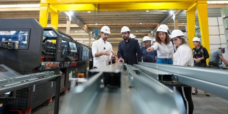 Eduardo Leite visita fábrica paulista que doará 200 casas para atingidos pela enchente