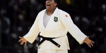 Bia Souza se torna a primeira estreante brasileira a ganhar ouro olímpico em provas individuais
