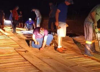 Primeira ambulância passa pela ponte construída pela comunidade e que volta a ligar Marques de Souza e Travesseiro