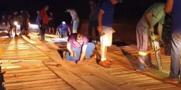 Primeira ambulância passa pela ponte construída pela comunidade e que volta a ligar Marques de Souza e Travesseiro