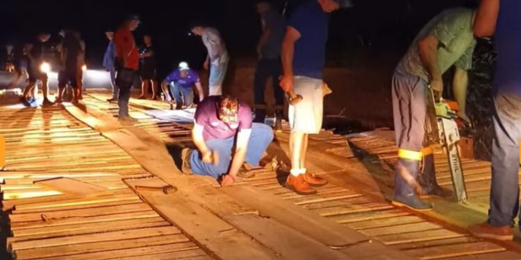 Primeira ambulância passa pela ponte construída pela comunidade e que volta a ligar Marques de Souza e Travesseiro