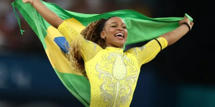 Rebeca Andrade afirma que medalha de prata na Olimpíada de Paris é fruto de muito trabalho