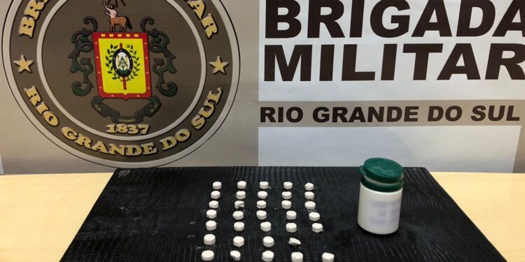 Brigada Militar Apreende Comprimidos Suspeitos na Capela de Navegantes interior de Nova Roma Do Sul