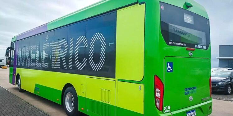 Ônibus elétrico chinês é a novidade desta segunda-feira no transporte coletivo de Porto Alegre