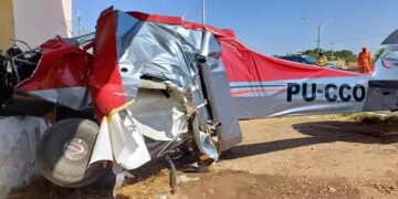Avião de pequeno porte cai no Piauí e deixa dois feridos