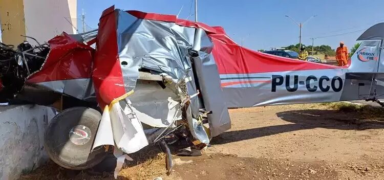 Avião de pequeno porte cai no Piauí e deixa dois feridos