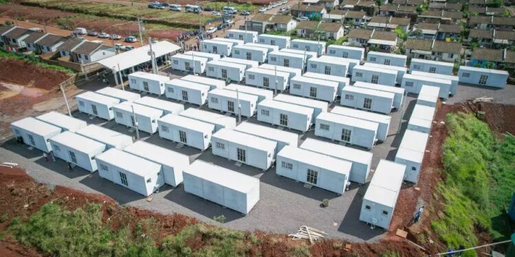 As famílias receberam as chaves do governador Eduardo Leite e do titular da Secretaria de Habitação e Regularização Fundiária, Carlos Gomes.