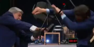 Datena agride Pablo Marçal com cadeirada durante debate entre os candidatos à prefeitura de São Paulo