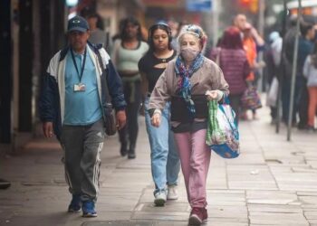 Fumaça, chuva preta e a volta das máscaras no Rio Grande do Sul