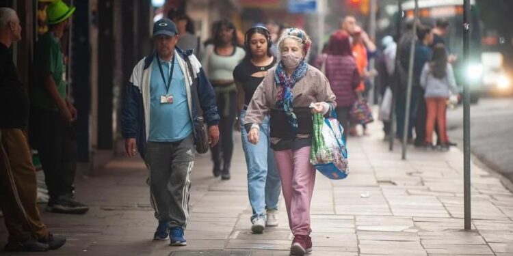 Fumaça, chuva preta e a volta das máscaras no Rio Grande do Sul