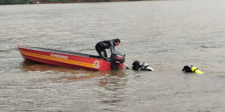 Motorista é encontrado morto dentro de carro que caiu de balsa no rio Uruguai