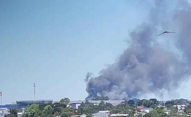 Bombeiros controlam incêndio que atingiu sede da JBS em Passo Fundo