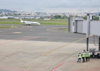 Após mais de cinco meses, aeroporto Salgado Filho volta a receber pouso de um avião