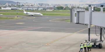 Após mais de cinco meses, aeroporto Salgado Filho volta a receber pouso de um avião