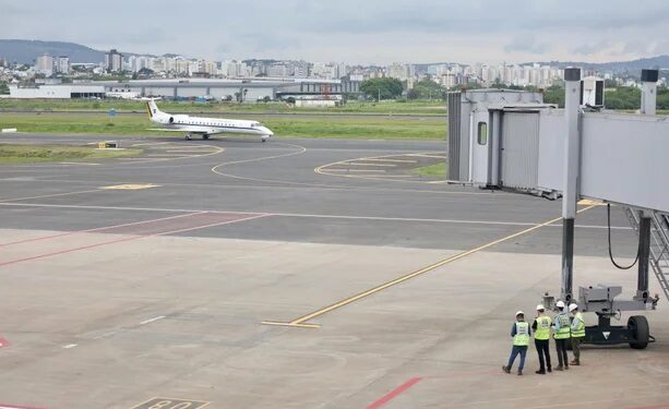 Após mais de cinco meses, aeroporto Salgado Filho volta a receber pouso de um avião