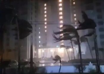 Milton é rebaixado para ciclone pós-tropical horas após deixar a Flórida; dez mortes foram confirmadas