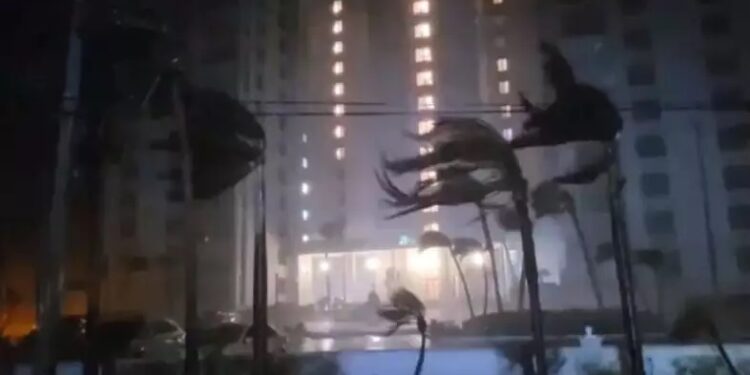 Milton é rebaixado para ciclone pós-tropical horas após deixar a Flórida; dez mortes foram confirmadas