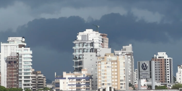 Ciclone extratropical se aproxima do RS nesta quinta-feira com ventos de até 100 km/h, temporais e risco de granizo