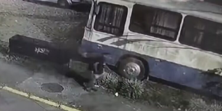 Pai é preso por suspeita de abandonar filho de 3 anos com síndrome rara durante viagem de ônibus no RS