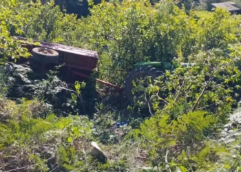 Jovem de 24 anos fica gravemente ferido em capotamento de trator em Nova Petrópolis