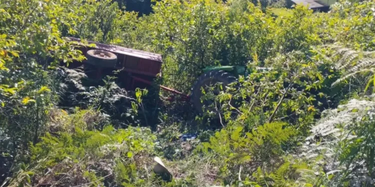 Jovem de 24 anos fica gravemente ferido em capotamento de trator em Nova Petrópolis