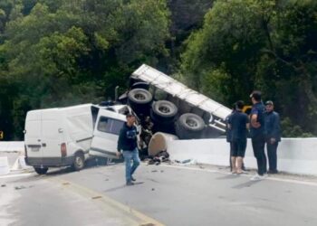 Grave colisão entre três veículos deixa vítima fatal e bloqueia ERS-122 entre Flores da Cunha e Caxias