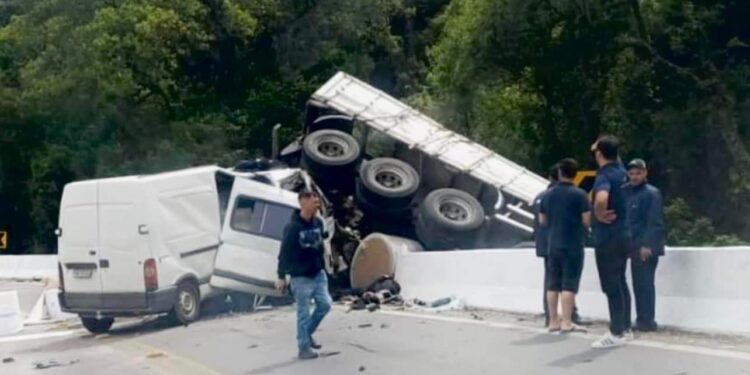 Grave colisão entre três veículos deixa vítima fatal e bloqueia ERS-122 entre Flores da Cunha e Caxias