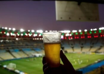 Proibição de venda e porte de bebidas alcoólicas em campeonatos de futebol é aprovada por comissão