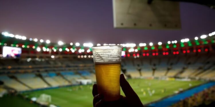 Proibição de venda e porte de bebidas alcoólicas em campeonatos de futebol é aprovada por comissão