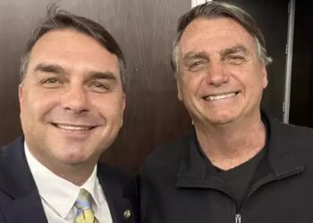 Mesmo inelegível, Bolsonaro diz que planeja disputar eleições de 2026 com filho como vice