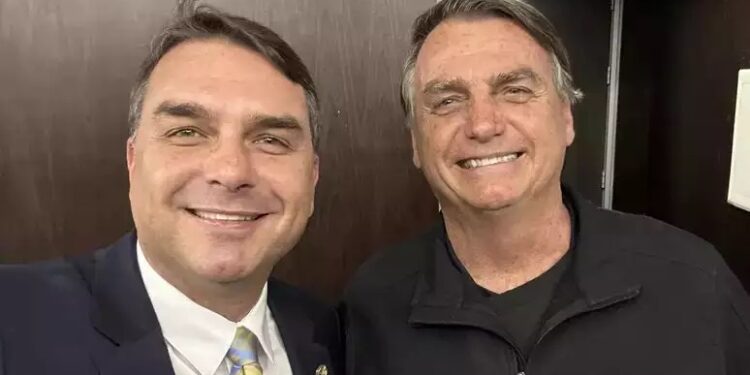 Mesmo inelegível, Bolsonaro diz que planeja disputar eleições de 2026 com filho como vice