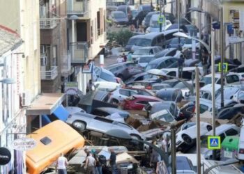 Milhares de voluntários chegam à Espanha para ajudar na limpeza, mas governo local pede que parem de ir