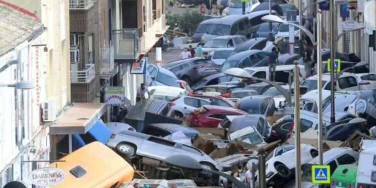 Milhares de voluntários chegam à Espanha para ajudar na limpeza, mas governo local pede que parem de ir