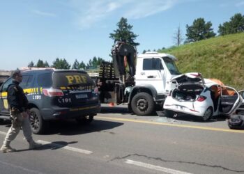 Casal morre e crianças ficam feridas após colisão entre carro e caminhão em Carazinho